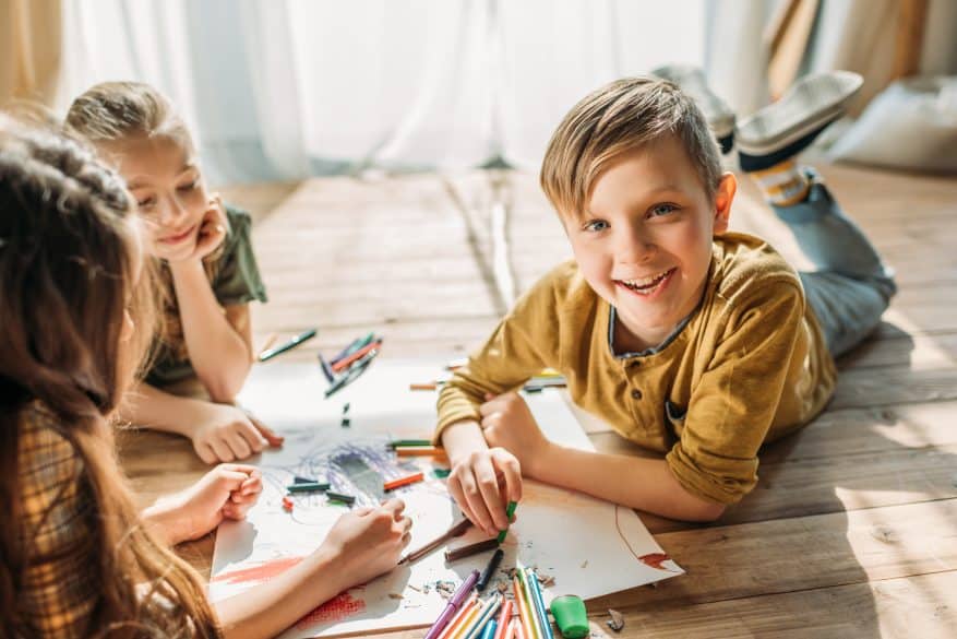 enfants qui font de l'artisanat