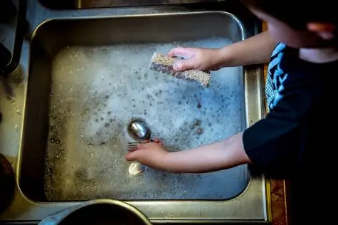 kid washing dishes