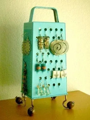 cheese-grater-earring-holder