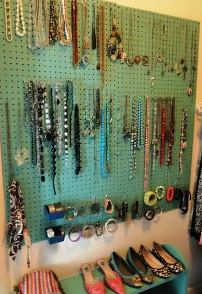 jewlery-display-on-peg-board