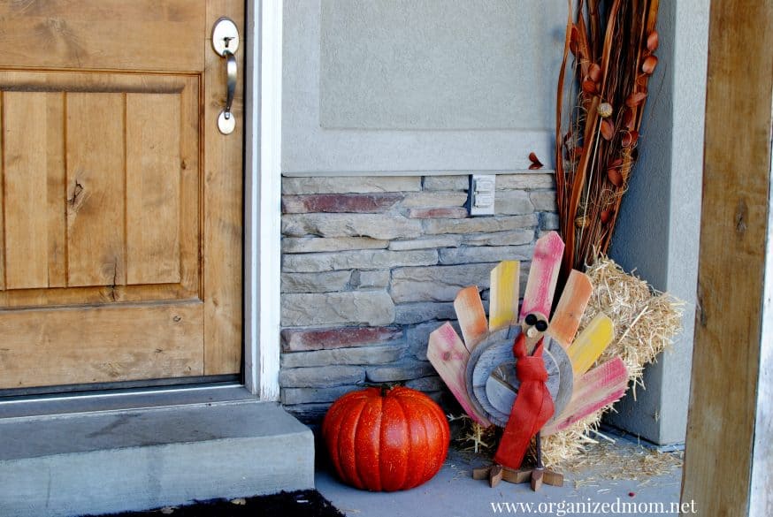 upcycle-palette-decor-thanksgiving-turkey