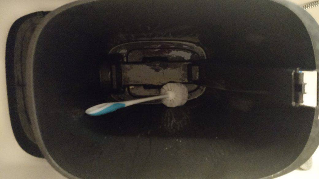 How to deep clean your trash can