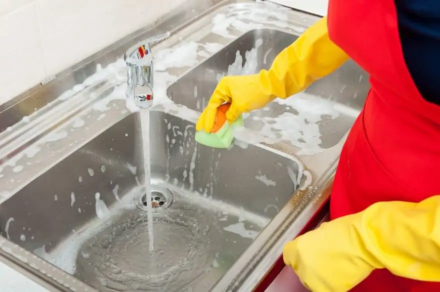 cleaning kitchen sink