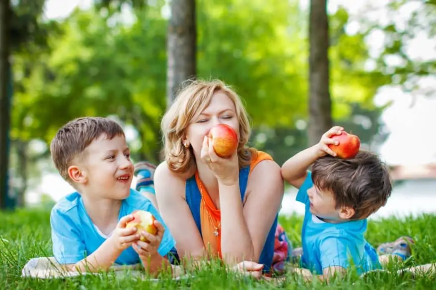 mom and kids picnic