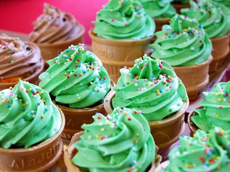 green frosted cupcakes