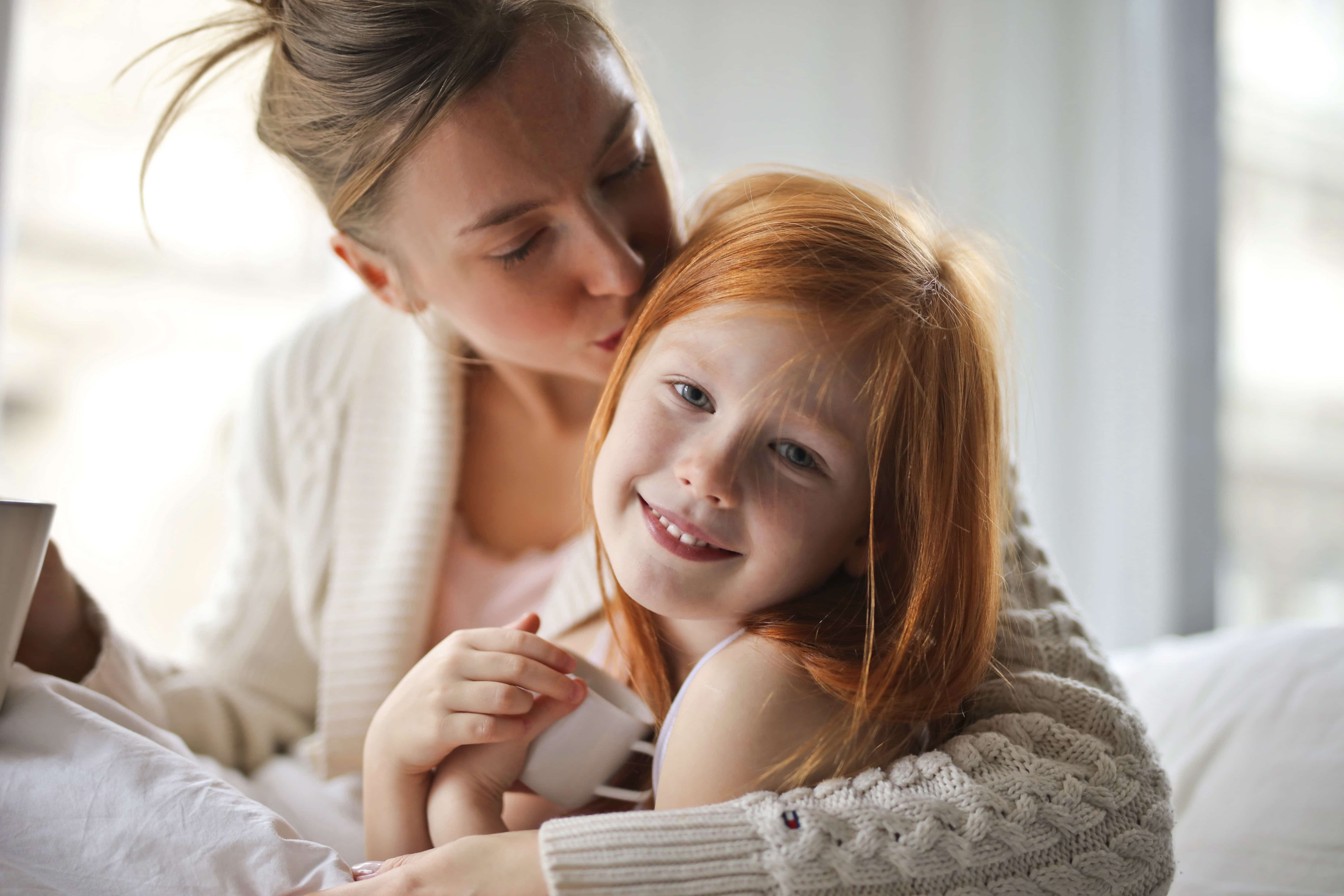 Stepmother daughter. Принятие ребенка. Девочка с родителями. Безусловное принятие ребенка. Маленькая девочка с родителями.