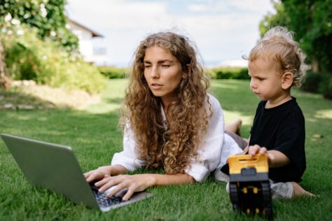 mom-on-computer shopping for a play kitchen