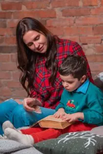 mom and child reading encourage your kids to read more