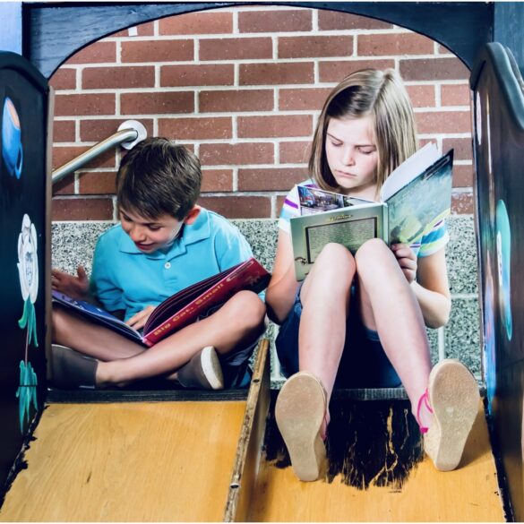 2 children reading.