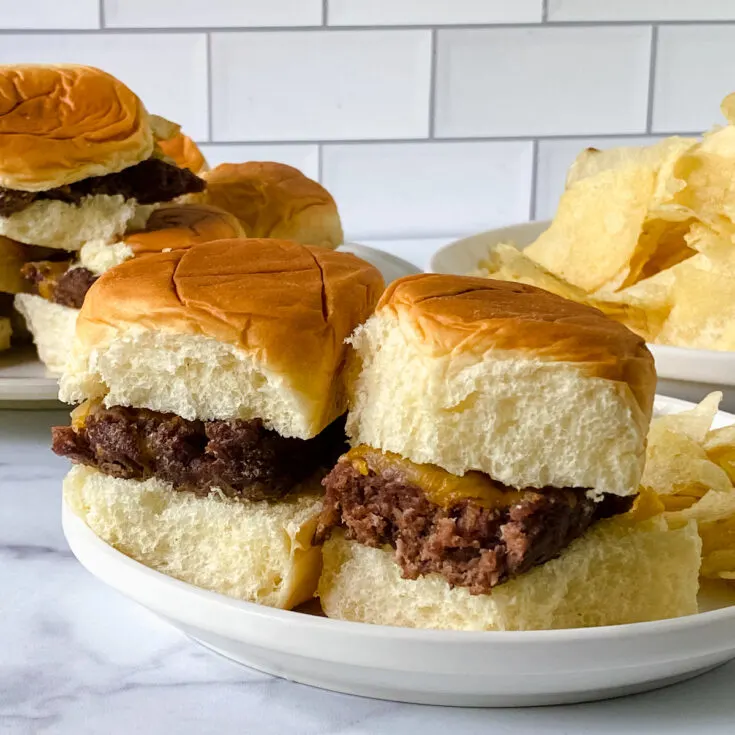 cheeseburger sliders and potato chips