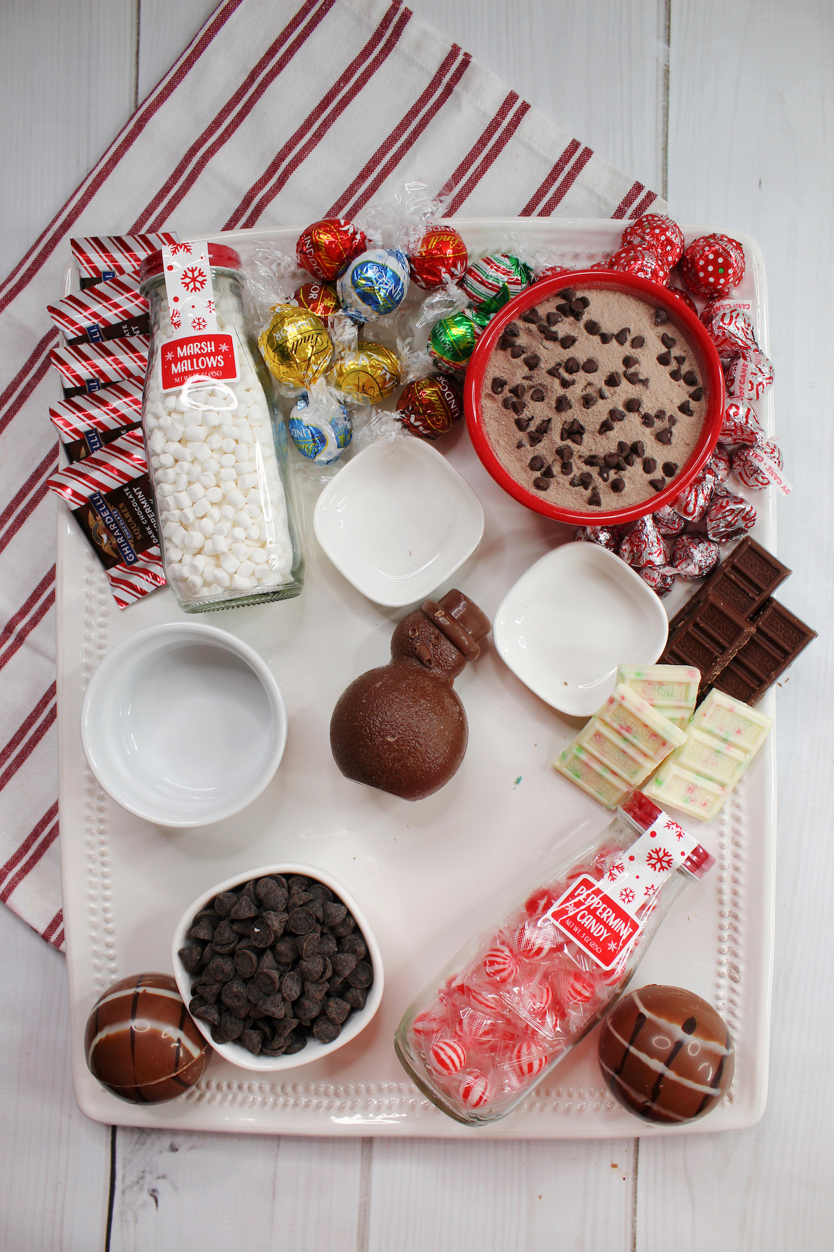 https://www.organizedmom.net/wp-content/uploads/2022/11/how-to-make-hot-chocolate-charcuterie-board-002.jpg