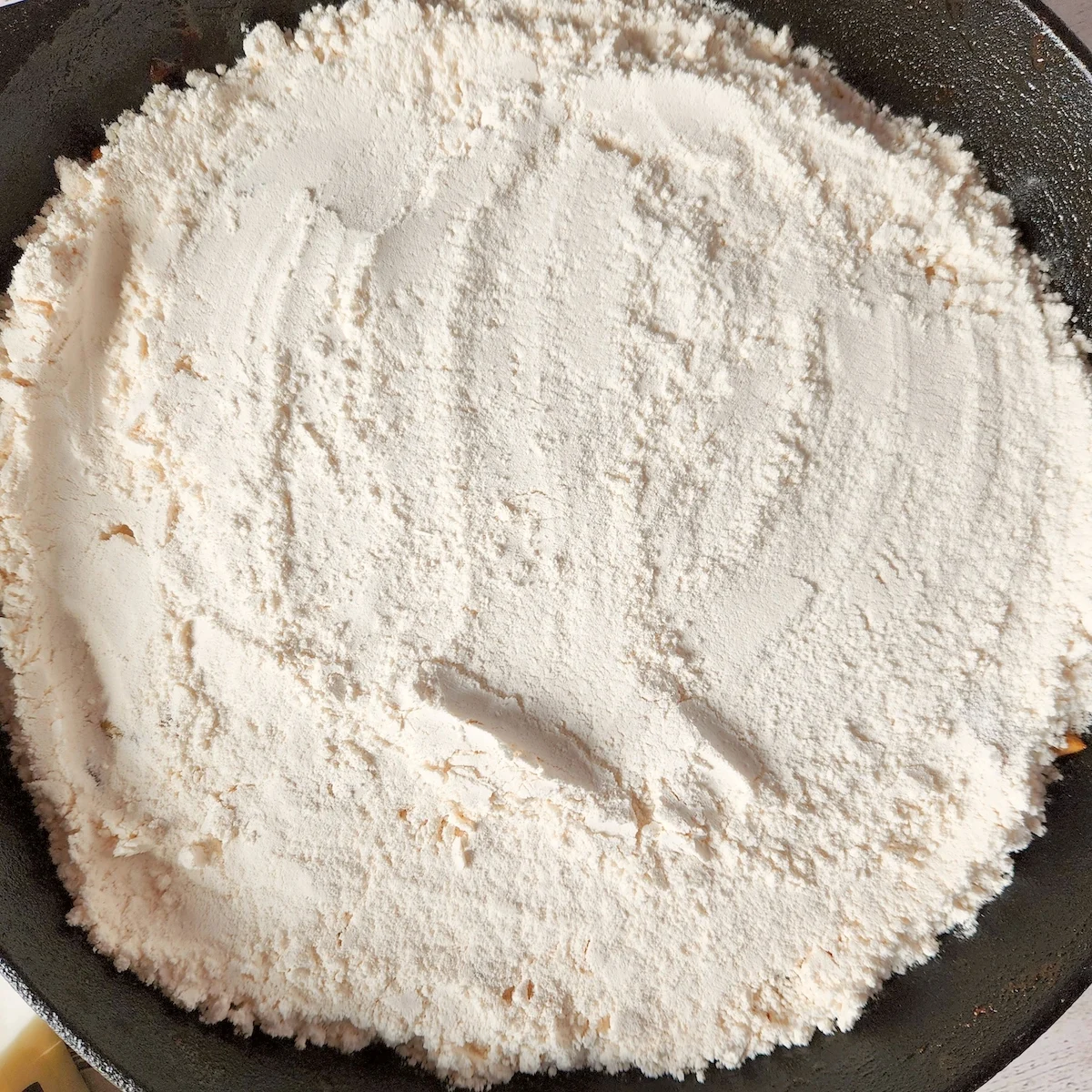 putting cake mix on apples for apple cobbler