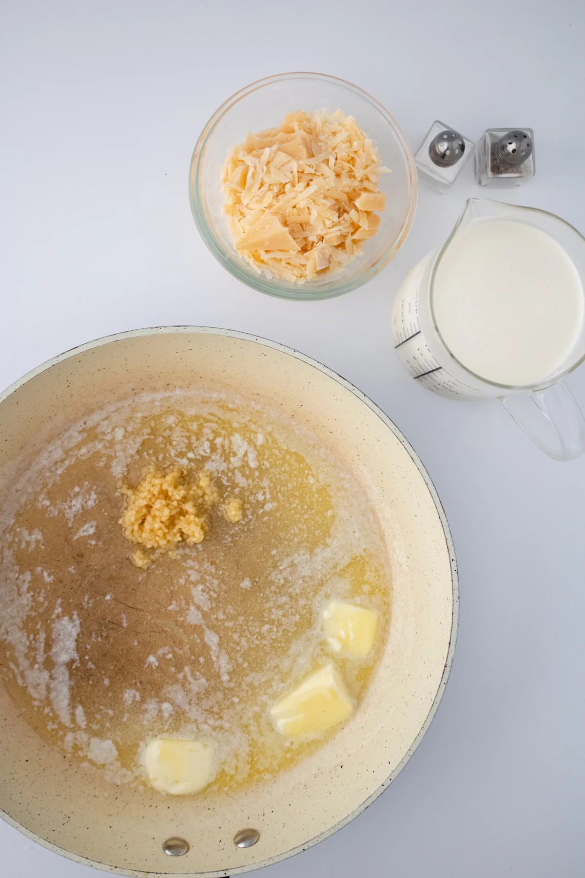 making Alfredo sauce for spaghetti Alfredo baked pasta